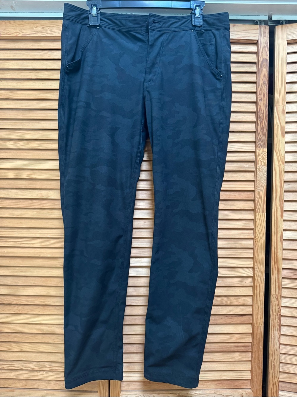 Lululemon Day Trip / Keep Moving Camo Pants Trousers Tapered Size 8 Black Gray